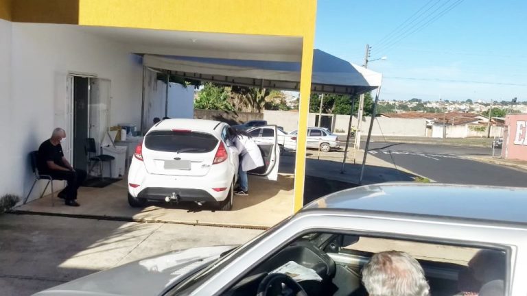 NO DIA DE INÍCIO DA APLICAÇÃO DA 2ª DOSE DA VACINA CONTRA A COVID-19 EM IDOSOS DE 90 ANOS OU MAIS, FILAS DE CARROS SE FORMAM NOS PONTOS DE VACINAÇÃO