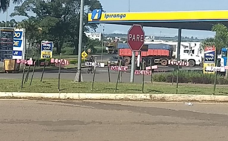 PROTESTO: CRUZES COM MENSAGENS SÃO AFIXADAS EM AVENIDAS DE CATALÃO