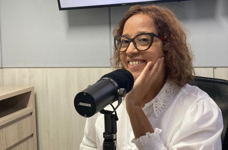 DE VOLTA NAS ONDAS DO RÁDIO: JOANA DARC É A NOVA COMANDANTE DO JORNAL DA SUCESSO