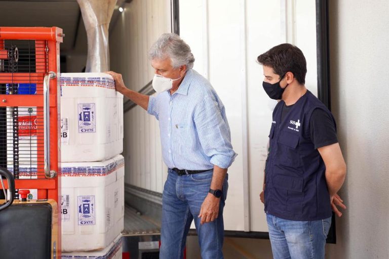 GOVERNO DE GOIÁS COMEÇA A VACINAR CONTRA COVID-19 IDOSOS DE 70 ANOS COM 129 MIL DOSES RECEBIDAS, NÚMERO RECORDE PARA PRIMEIRA APLICAÇÃO