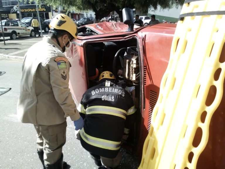 IDOSA DE 71 ANOS DE IDADE FICA FERIDA EM ACIDENTE NO CENTRO DE CATALÃO; COLISÃO ENTRE DOIS CARROS DE PASSEIO PROVOCOU TOMBAMENTO DE UM DOS VEÍCULOS