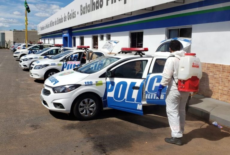 VIATURAS DA POLÍCIA MILITAR DE CATALÃO PASSAM POR SANITIZAÇÃO