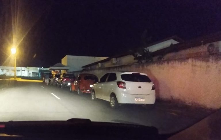 NA BUSCA PELA VACINA, FILAS DE CARROS COMEÇAM ÀS 22HRS DESTA TERÇA-FEIRA NOS PONTOS DE VACINAÇÃO; AGENTES DA SMTC FAZEM DISTRIBUIÇÃO DE SENHAS E ORGANIZAM SENHAS