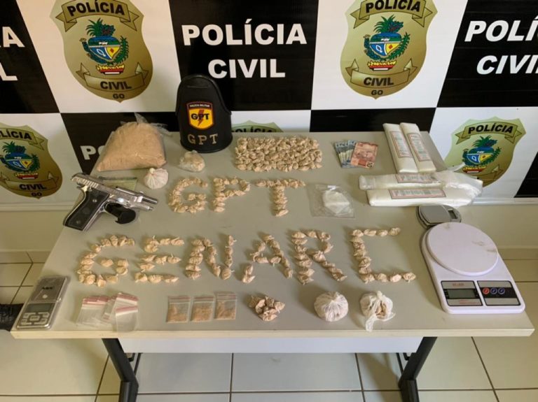 JOVEM DE 25 ANOS E DUAS MULHERES DE 18 E 29 ANOS, FORAM PRESAS SUSPEITAS DE TRÁFICO DE DROGAS; PC E PM DE CATALÃO APREENDERAM COCAÍNA, BALANÇA E ARMA DE FOGO