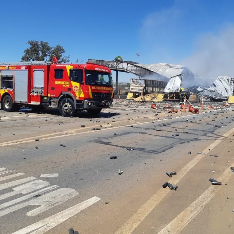 TRAGÉDIA NA BR-050: EXPLOSÃO PROVOCADA POR CAMINHÃO BAÚ CARREGADO COM DESODORANTE RESULTOU EM 04 MORTES, ENTRE ELAS, DE UMA CRIANÇA DE 2 ANOS DE IDADE; 8 PESSOAS FICARAM FERIDAS