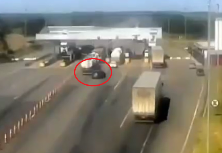 VÍDEOS VIRALIZAM: MOTORISTA QUE VIAJAVA COM A FAMÍLIA QUE MORRERAM CARBONIZADOS, MUDARAM DE FAIXA SEGUNDO ANTES DE CAMINHÃO ATINGIR A PRAÇA DE PEDÁGIO; DIÁLOGO ENTRE CAMINHONEIROS TAMBÉM REPERCUTE