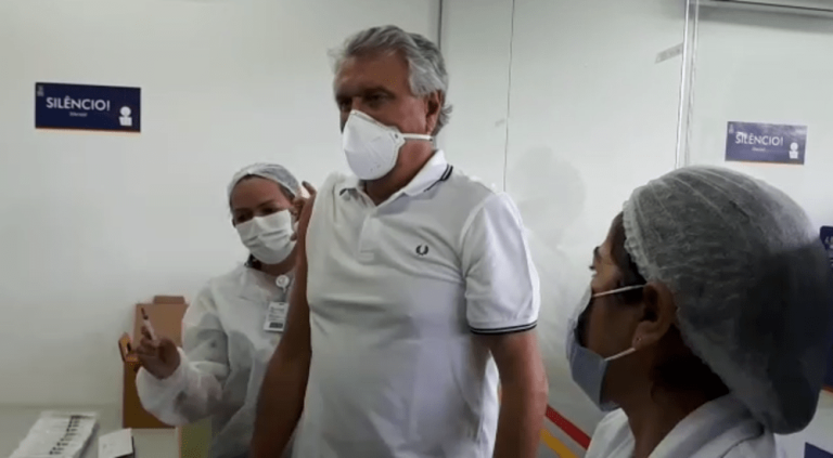 COM 71 ANOS DE IDADE, GOVERNADOR CAIADO RECEBE A PRIMEIRA DOSE DA VACINA CONTRA A COVID-19