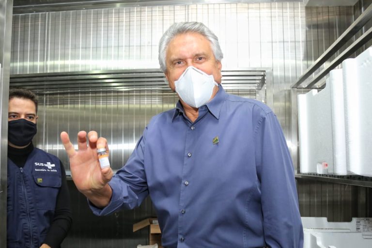 “TENHAM RESPONSABILIDADE DE TOMAR A SEGUNDA DOSE”, AFIRMA CAIADO AO RECEBER MAIS 266,8 MIL VACINAS CONTRA COVID-19