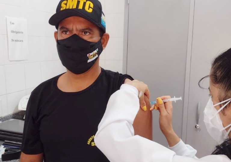 IDOSOS 66 ANOS OU MAIS E INTEGRANTES DA SEGURANÇA PÚBLICA E SALVAMENTO, EM CATALÃO, ESTÃO RECEBENDO A 1ª DOSE DA VACINA CONTRA A COVID-19; APLICAÇÃO DAS VACINAS VÃO ATÉ ÀS 15HRS SEM INTERVALO DE ALMOÇO