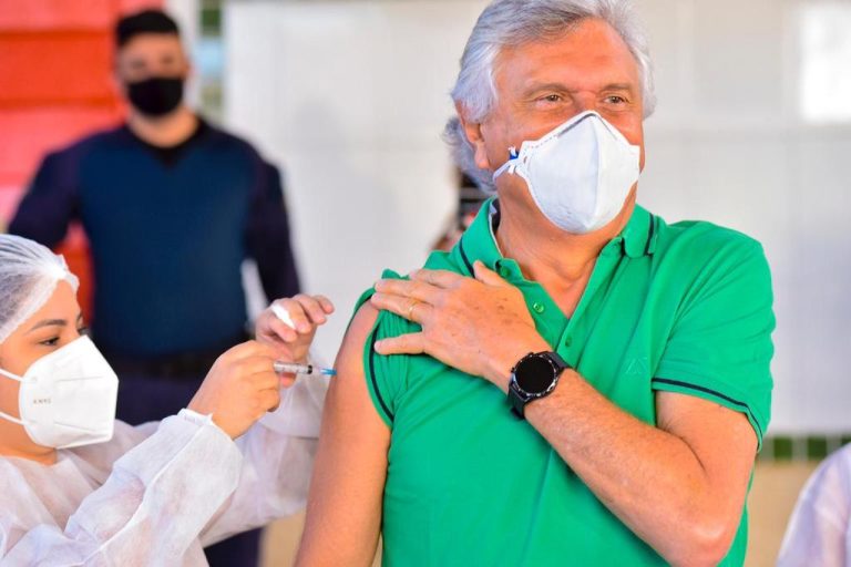 CAIADO RECEBE SEGUNDA DOSE DA VACINA CONTRA COVID-19