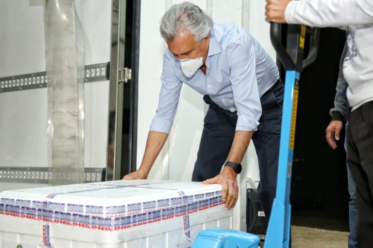 GOVERNO DE GOIÁS RECEBE REMESSA COM 107.400 DOSES DE VACINA CONTRA COVID-19; 18 REGIONAIS DE SAÚDE JÁ COMEÇARAM A RECEBER IMUNIZANTES