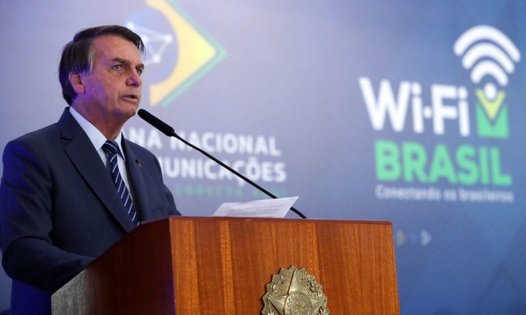 BOLSONARO DEFENDE LIBERDADE E COGITA DECRETO DE LIVRE CIRCULAÇÃO