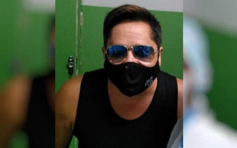 EM GOIÂNIA, CANTOR LEONARDO RECEBEU A 1ª DOSE DA VACINA CONTRA COVID-19
