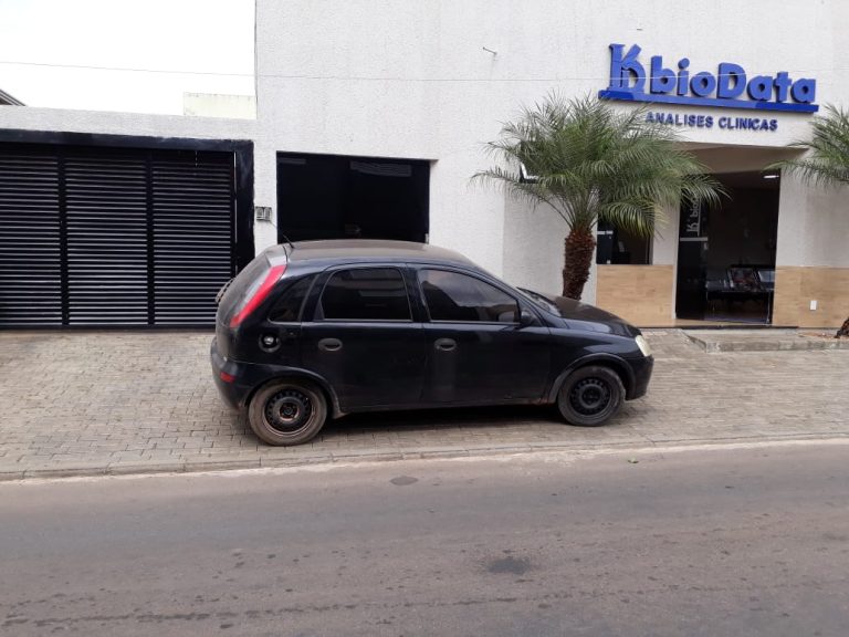 Q.V.B: PEDESTRES PEDEM FICALIZAÇÃO DA SMTC NA RUA ESTREITA; CARROS CONSTANTEMENTE ESTACIONAM NAS CALÇADAS