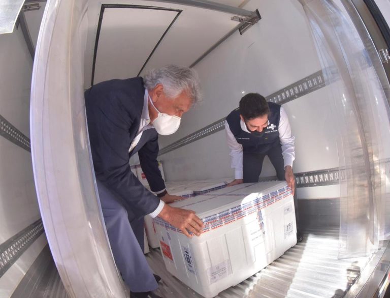 GOIÁS RECEBE 211 MIL DOSES DE VACINAS, ATÉ O MOMENTO, A MAIOR REMESSA CONTRA COVID-19 DESTINADA PARA 1ª DOSE