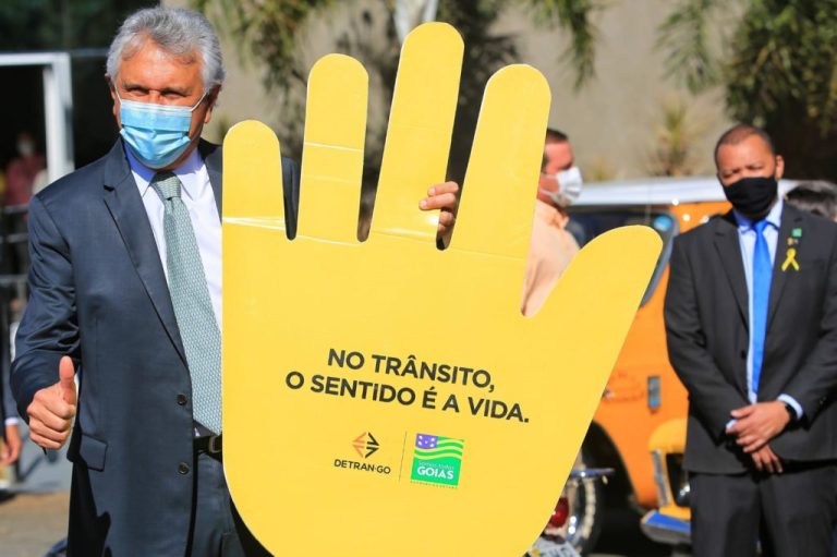 NA ABERTURA DO MAIO AMARELO, MÊS DEDICADO À PREVENÇÃO DE ACIDENTES DE TRÂNSITO, CAIADO LANÇA PROGRAMA QUE VAI INVESTIR R$ 12 MILHÕES EM SINALIZAÇÃO VIÁRIA DE CIDADES