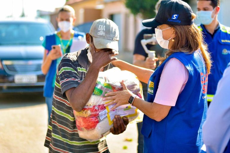 GRACINHA CAIADO PARTICIPA DE AÇÕES DE DISTRIBUIÇÃO DE CESTAS BÁSICAS NA CAPITAL