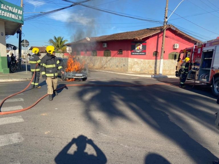 CARRO PEGA FOGO NO CENTRO DE CATALÃO