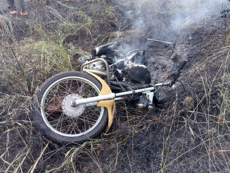 MOTO FURTADA E PERTENCENTE À SMTC É ENCONTRADA QUEIMADA EM MATAGAL PRÓXIMO AO ARCOVIÁRIO; AO TODO, 11 VEÍCULOS FORAM SUBTRAÍDOS NESTA MADRUGADA