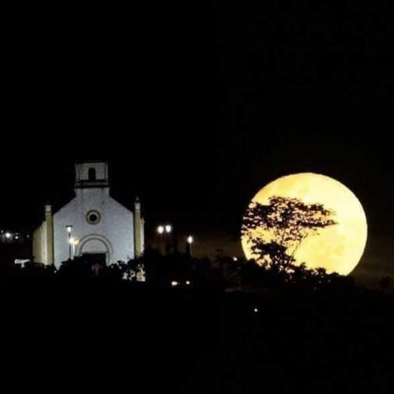 FOTO DO MORRINHO DE SÃO JOÃO NA COMPANHIA DA BELA LUA CHEIA VIRA FEBRE NAS REDES SOCIAIS DOS CATALANOS