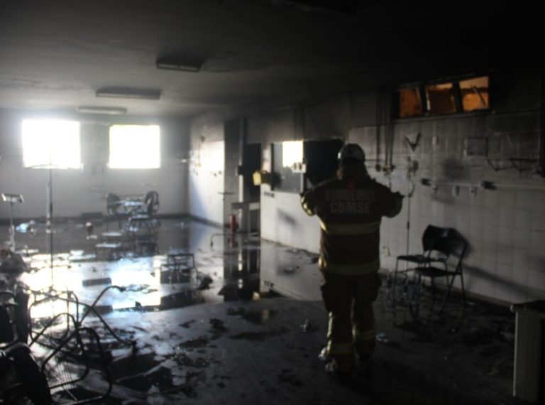EM ARACAJU-SE, INCÊNDIO ATINGIU ALA COVID DE HOSPITAL DEIXANDO QUATRO MORTOS E CERCA DE 60 FERIDOS