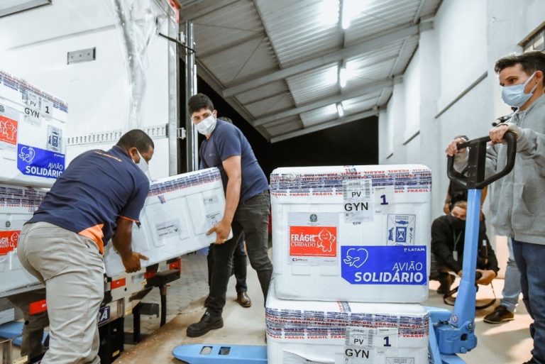 GOIÁS RECEBE 194.750 DOSES DA ASTRAZENECA E COMEÇA IMUNIZAR PÚBLICO A PARTIR DOS 59 ANOS