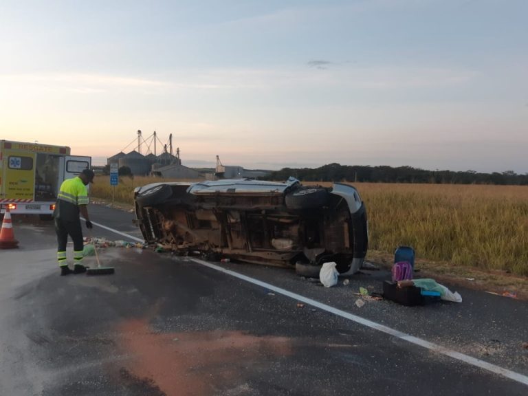 CAMPO ALEGRE DE GOIÁS: CONDUTOR DE CAMINHONETE PERDE O CONTROLE E CAPOTA NA BR 050