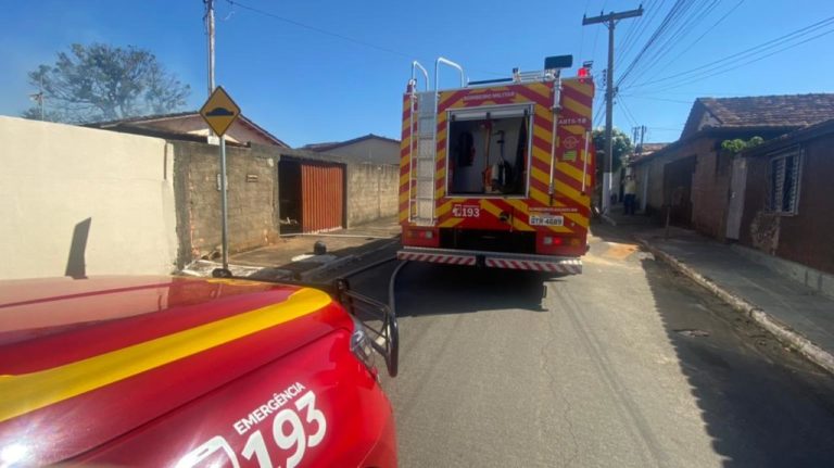 BOMBEIROS DE CATALÃO COMBATEM INCÊNDIO EM RESIDÊNCIA; CHAMAS DESTRUÍRAM PARTE CASA E QUEIMANDO ALGUNS MÓVEIS E OBJETOS