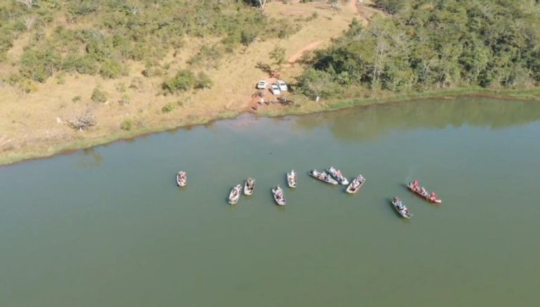 AÇÃO DE LIMPEZA COLETOU MAIS DE UMA TONELADA DE LIXO NAS MARGENS DO RIO VERÍSSIMO; MUTIRÃO DA LIMPEZA FOI EM PARCERIA ENTRE PREFEITURAS DE GOIANDIRA E NOVA AURORA