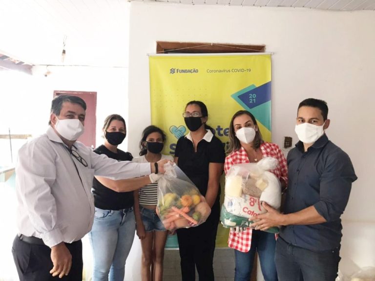 PRIMEIRA-DAMA DE TRÊS RANCHOS, ALEXANDRA CUSTÓDIO, DISTRIBUI 75 CESTAS COM FRUTAS E VERDURAS; PROJETO É EM PARCERIA COM A FUNDAÇÃO BANCO DO BRASIL E AEPAGO