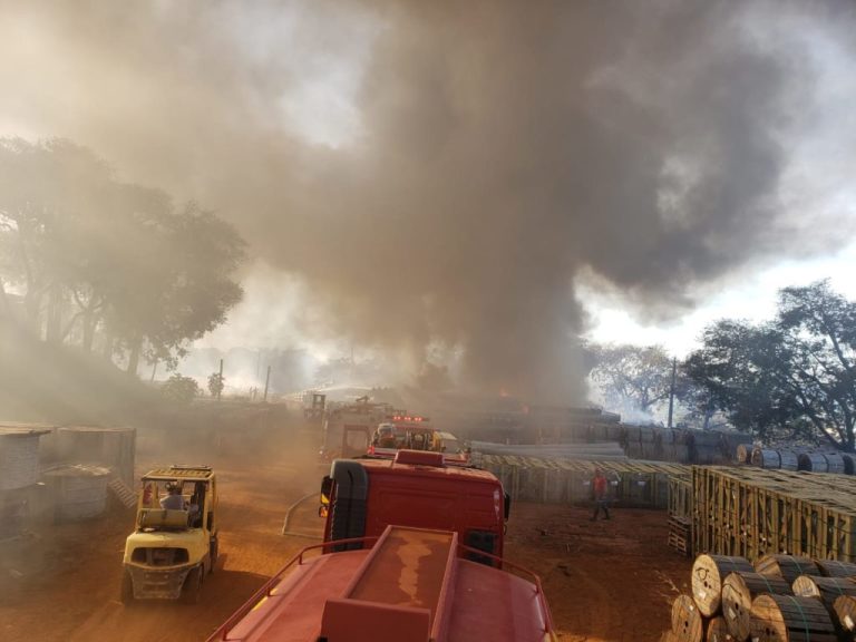 INCÊNDIO DE GRANDES PROPORÇÕES ATINGE PÁTIO DA ENEL, EM GOIÂNIA