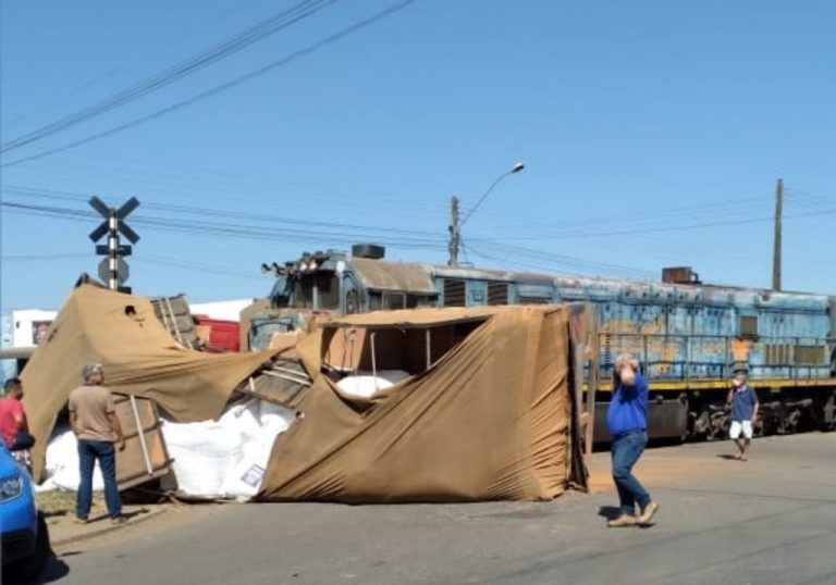 TREM DE FERRO E CARRETA BATEM EM CRUZAMENTO DA ÁREA URBANA DE CATALÃO