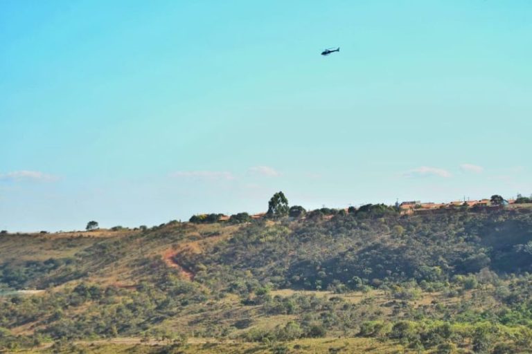 BUSCAS POR LÁZARO ENTREM NO 10º DIA COM AO MENOS 11 PROPRIEDADES INVADIDAS E 4 PESSOAS QUE FORAM FEITAS REFÉNS PELO SUSPEITO