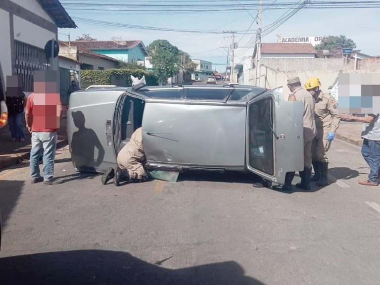 APÓS COLISÃO, CARRO TOMBA EM RUA DE CATALÃO E DEIXA UMA PESSOA FERIDA