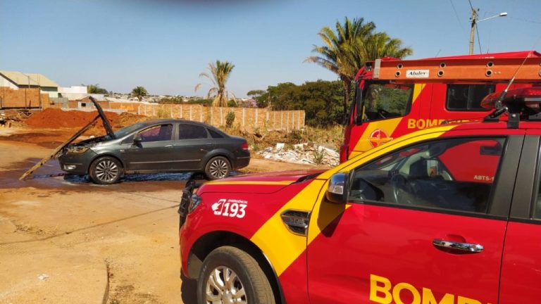 EM CATALÃO, BOMBEIROS AGEM RÁPIDO IMPEDINDO QUE VEÍCULO FOSSE TODO QUEIMADO POR CHAMAS