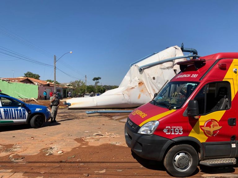 EM SENADOR CANEDO, CAIXA D’ÁGUA DESABA, DESTRÓI CASAS, MATA ANIMAIS DE ESTIMAÇÃO E DEIXA JOVEM DE 18 ANOS GRAVEMENTE FERIDO