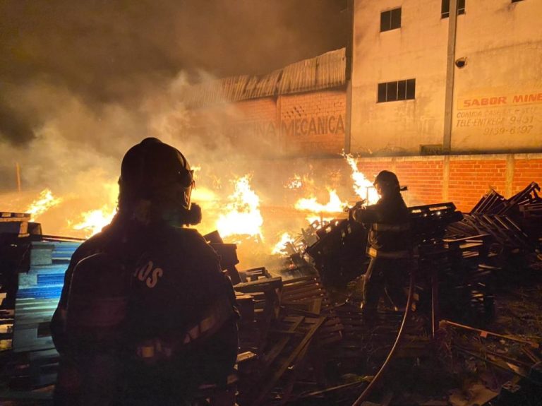 EM ANÁPOLIS, INCÊNDIO EM OFICINA MECÂNICA AO LADO DE UM POSTO DE COMBUSTÍVEIS; VEJA VÍDEOS E FOTOS NO BLOG DO BADIINHO