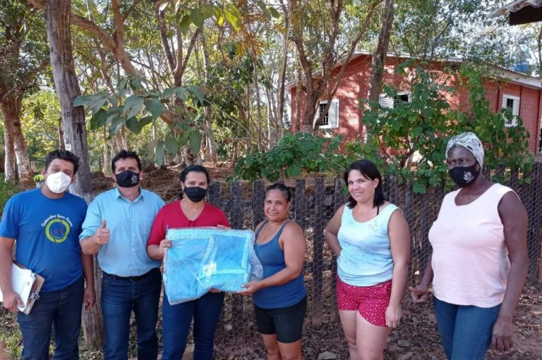 EM GOIANDIRA, PRIMEIRA-DAMA FAZ DISTRIBUIÇÃO DE COBERTORES, AGASALHOS E CESTAS BÁSICAS