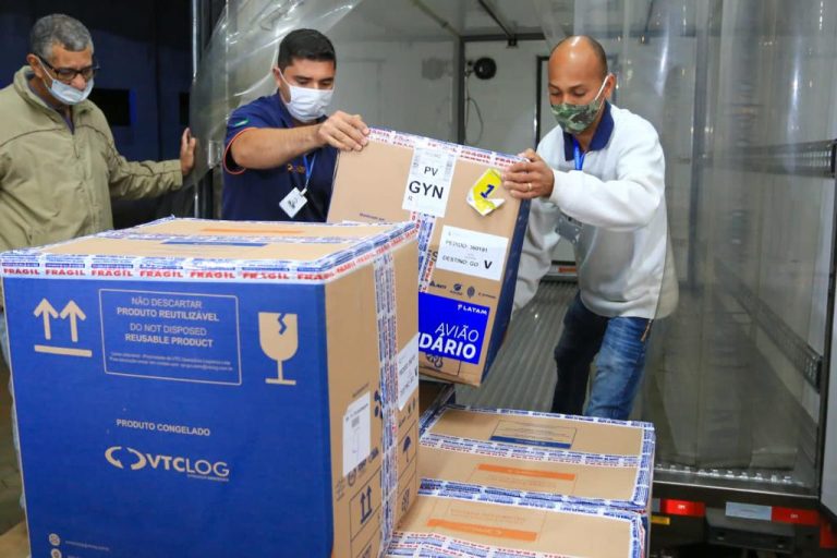 PROBLEMAS COM VOOS EM BRASÍLIA ATRASAM ENVIO DAS 156.250 DOSES DA ASTRAZENECA E SEGUE SEM PREVISÃO DE HORÁRIO DE CHEGADA A GOIÁS; ESTADO RECEBEU REMESSA COM 43.290 DOSES DA PFIZER