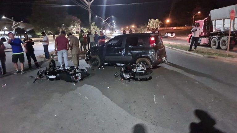 ACIDENTE ENVOLVENDO DUAS MOTOS E UM CARRO DEIXOU DOIS FERIDOS; NESTE ANO, BOMBEIROS DE CATALÃO JÁ ATENDERAM MAIS DE 400 OCORRÊNCIAS DE ACIDENTES DE TRÂNSITO ENVOLVENDO MOTOS
