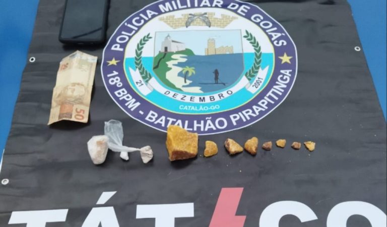 EM CATALÃO, PM PRENDE JOVEM DE 25 ANOS AO SER FLAGRADO COM PORÇÕES DE CRACK E COCAÍNA