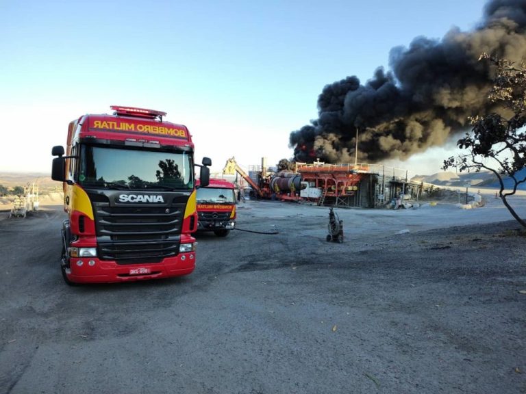 TANQUES COM PICHES PEGAM FOGO NO DISTRITO DE PIRES BELO; CORPO DE BOMBEIROS LEVARAM QUASE 4 HORAS PARA CONTROLAR INCÊNDIO