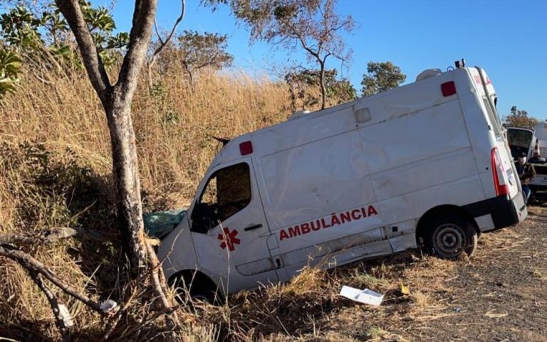 AMBULÂNCIA COM CINCO PESSOAS CAPOTA E SÓ PARA APÓS BATER EM ÁRVORE, EM CATALÃO