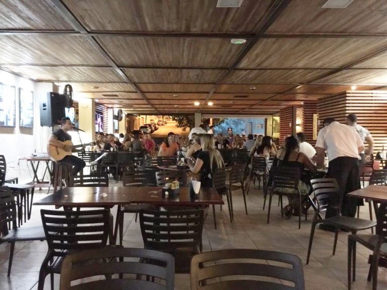 EM CATALÃO, NOVO DECRETO PERMITE EVENTOS COM LIMITAÇÃO DE PÚBLICO; BARES E RESTAURANTES, PODEM TER MÚSICA AO VIVO, MAS COM APENAS UM CANTOR