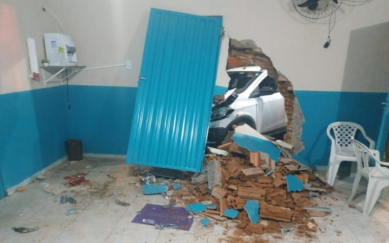 CARRO INVADE IGREJA E DEIXA PESSOAS FERIDAS, EM CATALÃO