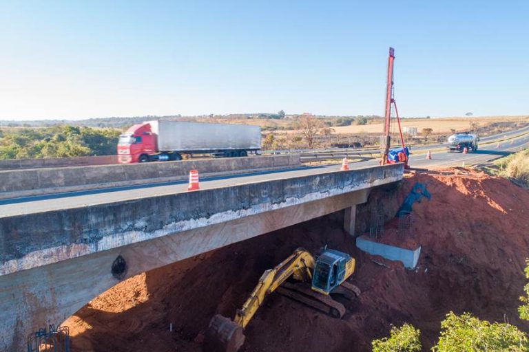 ECO050 EXECUTA OBRA DE REFORÇO E ALARGAMENTO EM PONTE NA BR-050, EM UBERLÂNDIA-MG