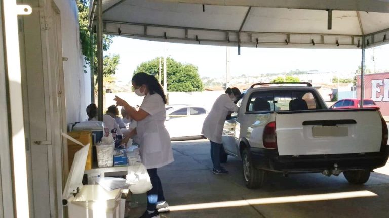 EM PONTO ÚNICO, SAÚDE DE CATALÃO COMEÇA A APLICAR PRIMEIRA DOSE DA VACINA CONTRA COVID-19 EM PESSOAS DE 34 ANOS; APLICAÇÃO COMEÇA ÀS 09H E VAI ATÉ ÀS 21H