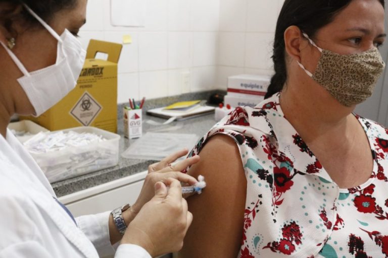 PESSOAS DE 32 ANOS VOLTAM A RECEBEREM PRIMEIRA DOSE DA VACINA CONTRA COVID-19; OUTROS GRUPOS TAMBÉM RECEBEM A SEGUNDA DOSE