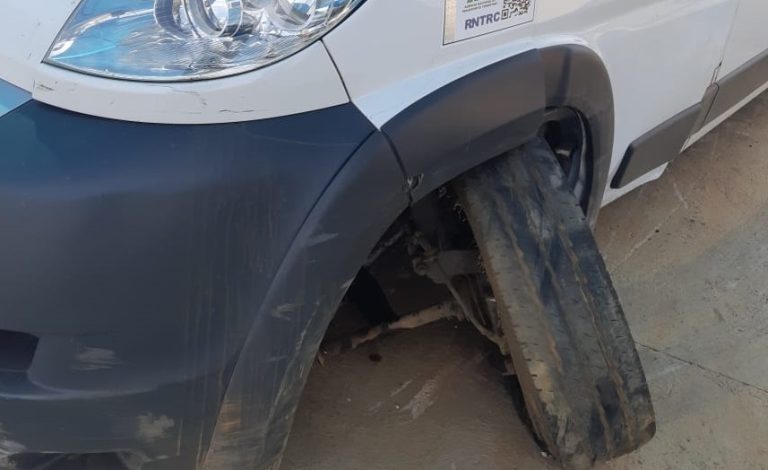MOTORISTA DE FURGÃO CARREGADO COM MEDICAMENTOS PERDE O CONTROLE, SAI DA PISTA, E BATE CONTRA MURO DE CIMENTO NA BR-050, NO DISTRITO DE PIRES BELO