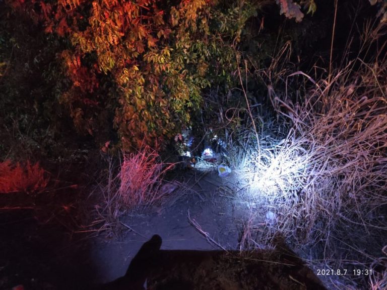 NA GO 330, ENTRE CATALÃO E OUVIDOR, CONDUTOR DE MOTOCICLETA PERDE O CONTROLE, SAI DA PISTA E CAI EM RIBANCEIRA DE CERCA DE 6 METROS; PILOTO ABANDONOU MULHER FERIDA QUE ESTAVA NA GARUPA E FUGIU